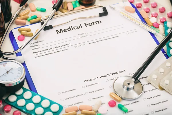Formulario médico en una mesa — Foto de Stock