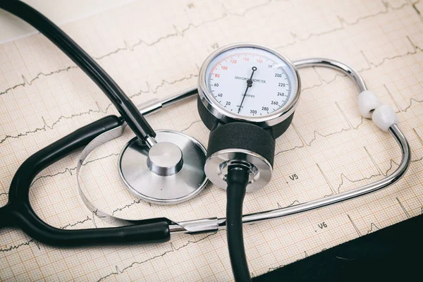 Manômetro de pressão arterial em um cardio — Fotografia de Stock