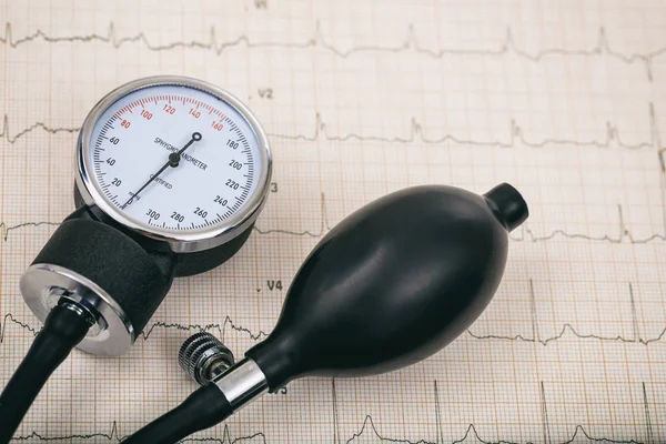 Manômetro de pressão arterial em um cardio — Fotografia de Stock