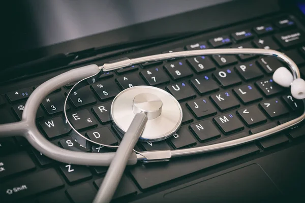 Estetoscopio en un teclado — Foto de Stock