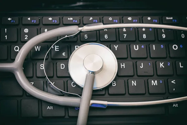 Stethoskop auf einer Tastatur — Stockfoto