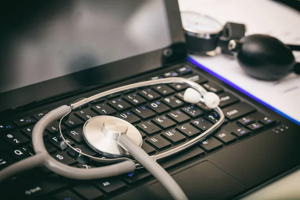 Stethoscope on a laptop — Stock Photo, Image