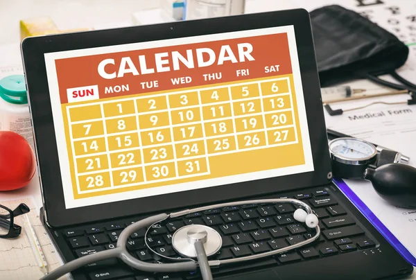 Kalender pada layar komputer dokter — Stok Foto