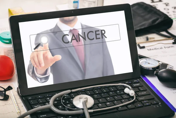 Рак, написанный на экране компьютера — стоковое фото