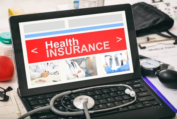 Health insurance on a doctor's computer screen — Stock Photo, Image
