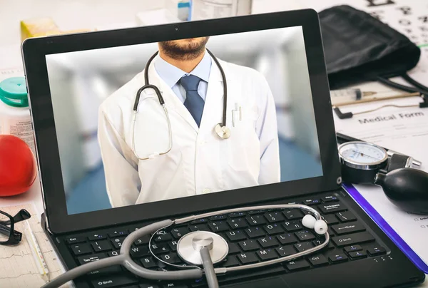 Ordenador en el escritorio de un médico — Foto de Stock