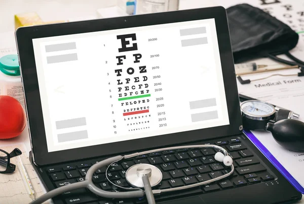 눈 시력 테스트는 의사의 컴퓨터 화면에 — 스톡 사진