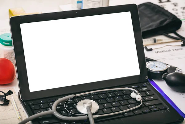 Pantalla blanca de la computadora en el escritorio de un médico — Foto de Stock