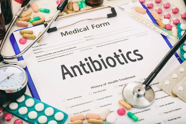 Антибиотики, написанные на медицинской форме — стоковое фото