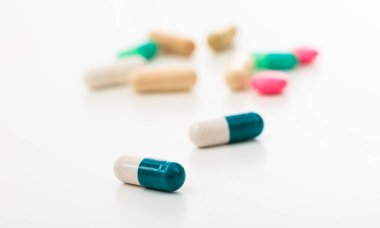 beyaz arkaplanda haplar