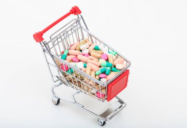 Beyaz arka plan üzerinde hapları tam arabası