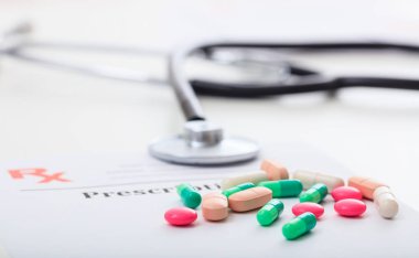 Hap ve boş bir reçete üzerinde bir stetoskop