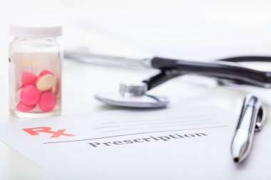 -Bir şişe hap ve bir steteskop