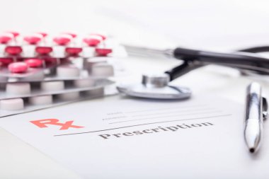 Paketleri hapları ve bir steteskop