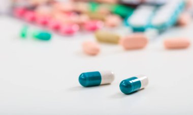 beyaz arkaplanda haplar