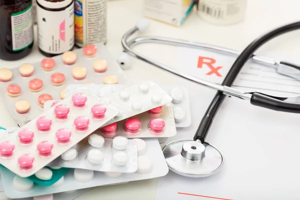 Verpakkingen van pillen en een stethoscoop — Stockfoto
