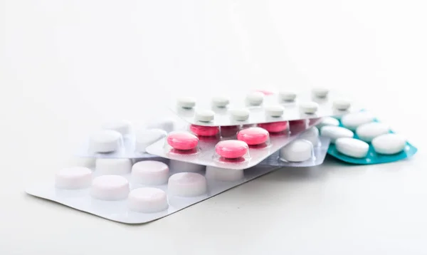 Pila di pillole su sfondo bianco — Foto Stock