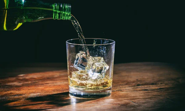 Versare il whisky in un bicchiere — Foto Stock