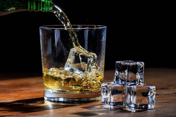 Whisky in een glas gieten — Stockfoto
