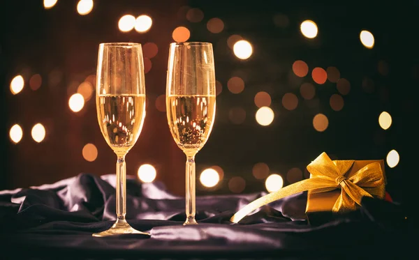 Bicchieri di champagne su sfondo bokeh — Foto Stock