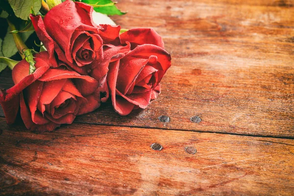 Ahşap arka planda kırmızı güller — Stok fotoğraf