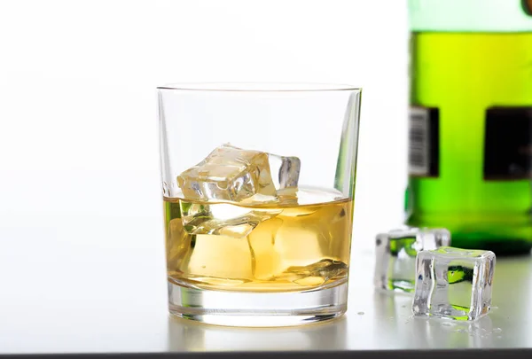 Vaso de whisky y hielo sobre fondo blanco — Foto de Stock