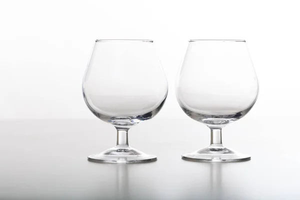 Δύο ποτήρια του κονιάκ κενό σε λευκό φόντο — Φωτογραφία Αρχείου