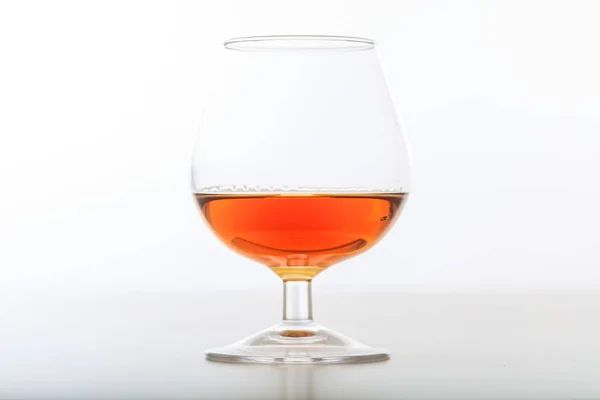 Verre cognac sur fond blanc — Photo