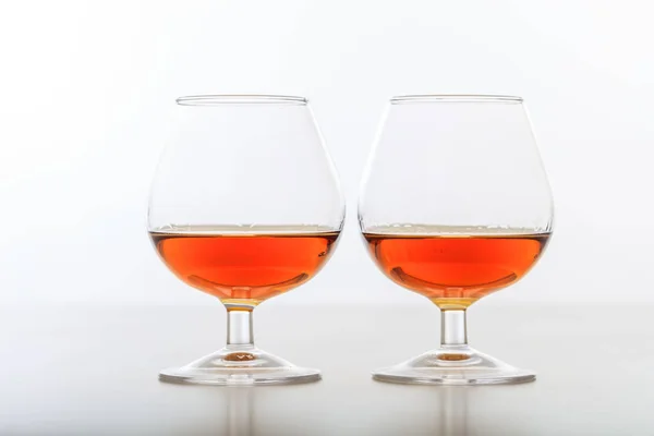 Dua gelas cognac pada latar belakang putih — Stok Foto