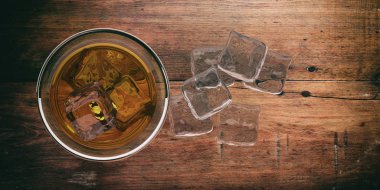 3D render cam viski ahşap arka plan üzerinde