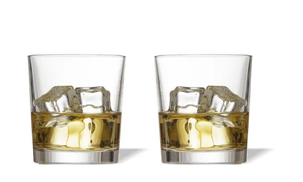 Bicchieri di whisky su sfondo bianco — Foto Stock