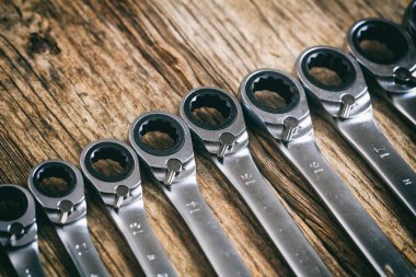 İngiliz anahtarları ahşap arka plan ayarlamak