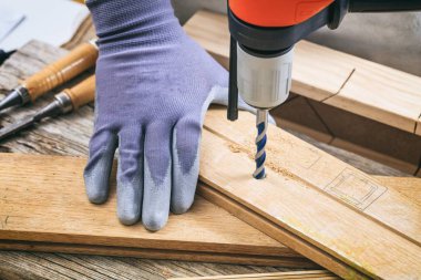 Bir matkap ile çalışan adam