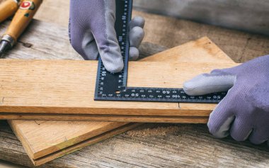 İle metal bir açı ölçme marangoz