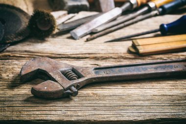 Ahşap arka planda eski İngiliz anahtarı