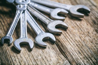 İngiliz anahtarları ahşap arka plan ayarlamak