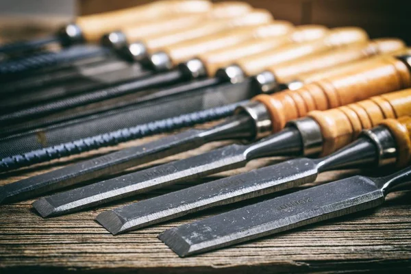 Ahşap arka plan üzerinde eski el aletleri