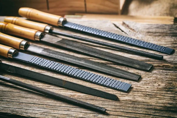 Vecchi utensili a mano su sfondo di legno — Foto Stock