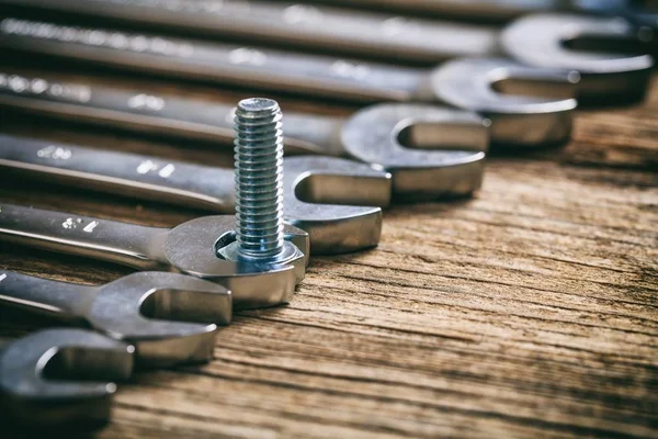 Juego de llaves sobre fondo de madera — Foto de Stock