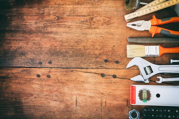 Handgereedschap op houten ondergrond — Stockfoto