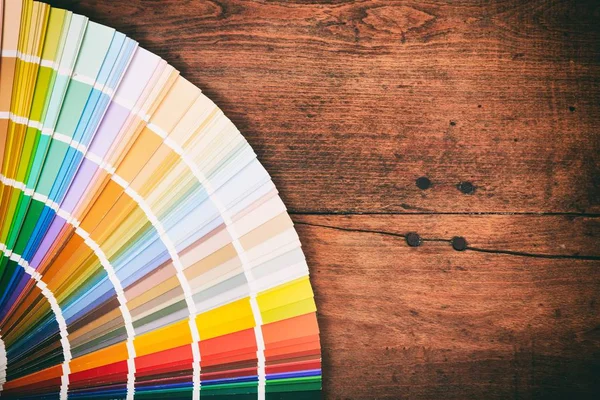 Paleta barev na dřevěné pozadí — Stock fotografie