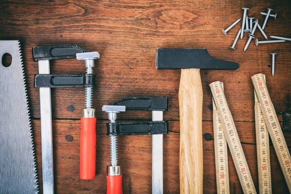 Eszközök és a szögek a fából készült háttér — Stock Fotó