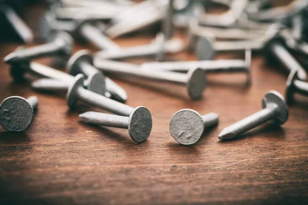 Clavos sobre fondo de madera — Foto de Stock