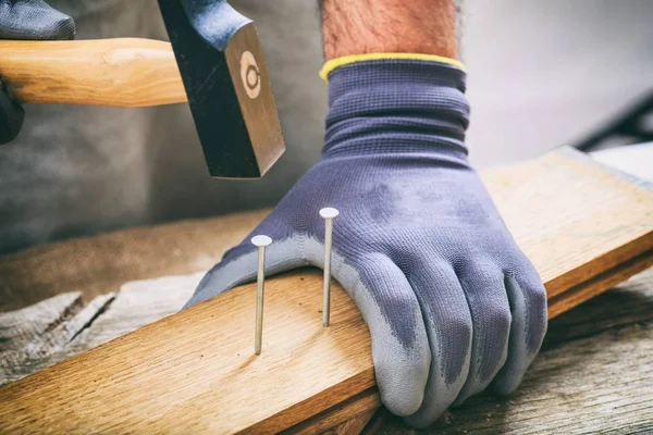 Man working with a hammer — Stock Photo, Image