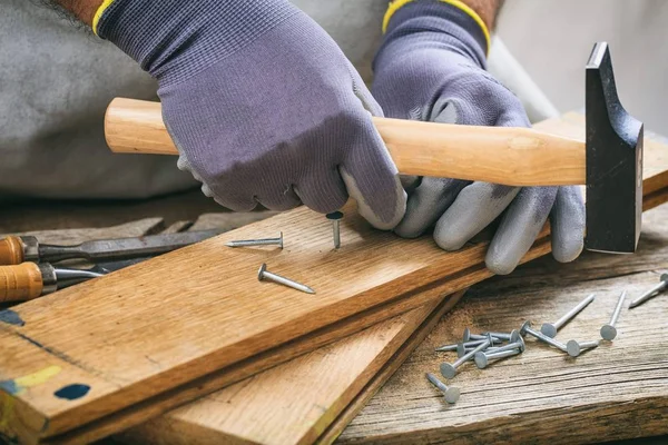 Man working with a hammer — Stock Photo, Image