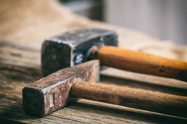 Martillos viejos sobre fondo de madera —  Fotos de Stock