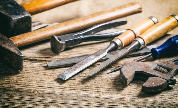 Старі ручні інструменти на дерев'яному фоні — стокове фото