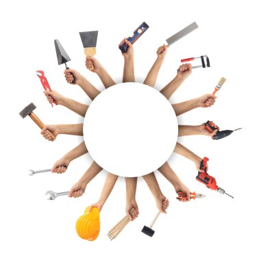 Araçları beyaz arka plan üzerinde tutan eller