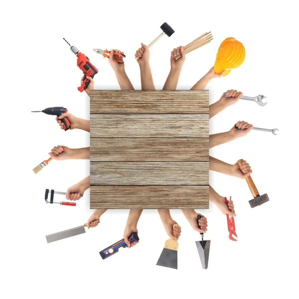 Araçları beyaz arka plan üzerinde tutan eller