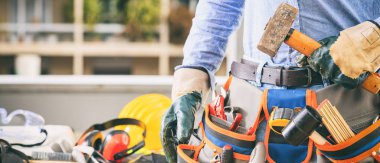 İşçi alet kemeri ve bir çekiç ile